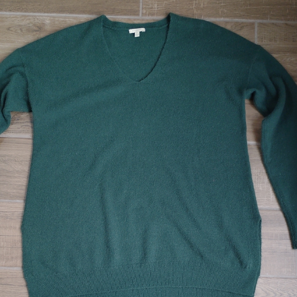 100% Cashmere Women's V-Neck Sweater - Green